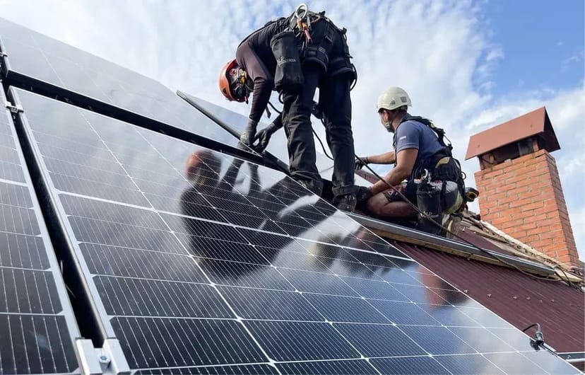 Установка сонячних панелей тагібридних інверторів під ключ в Чернівцях