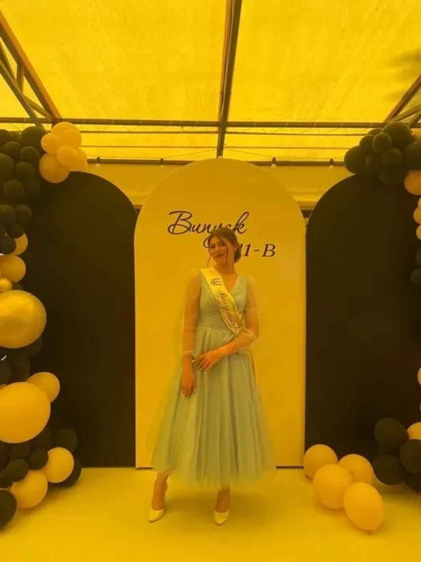 Блакитна, чудова сукня на свято