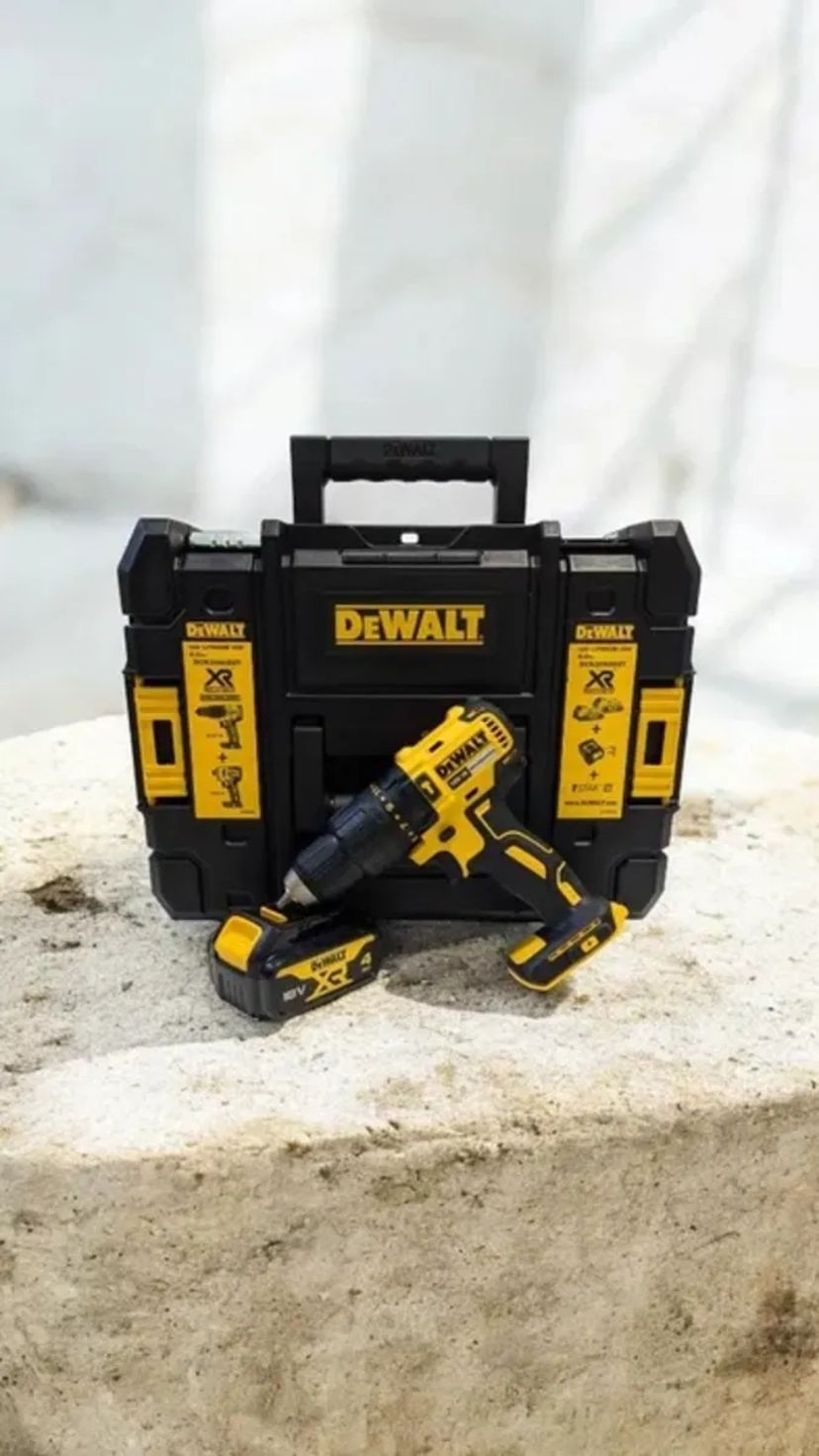 Акумуляторний шуруповерт DeWalt.