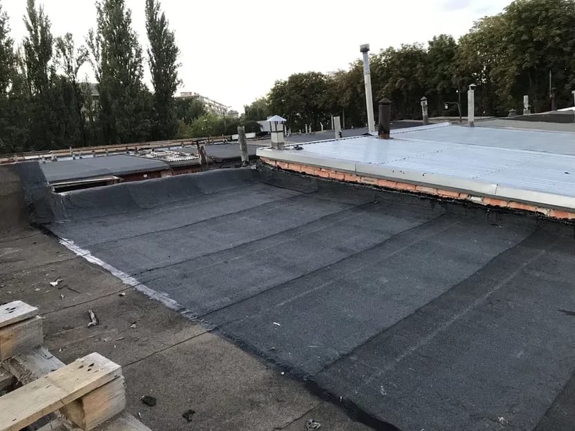 Комплексний Ремонт Покрівлі Гаражів та Будівель: Якісне Наплавлення Єврорубероїду. Гарантія Водонепроникності та Довговічності Вашого Даху!