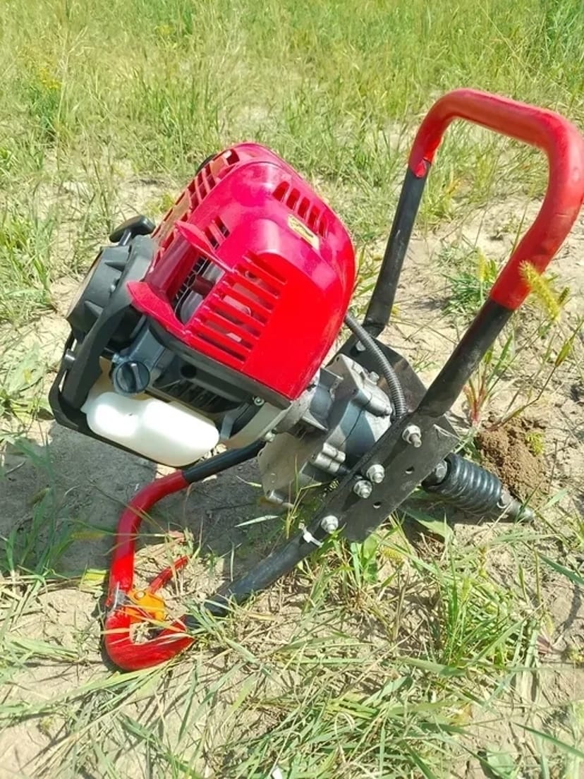 Чотирьохтактний мотобур в Борисполі.