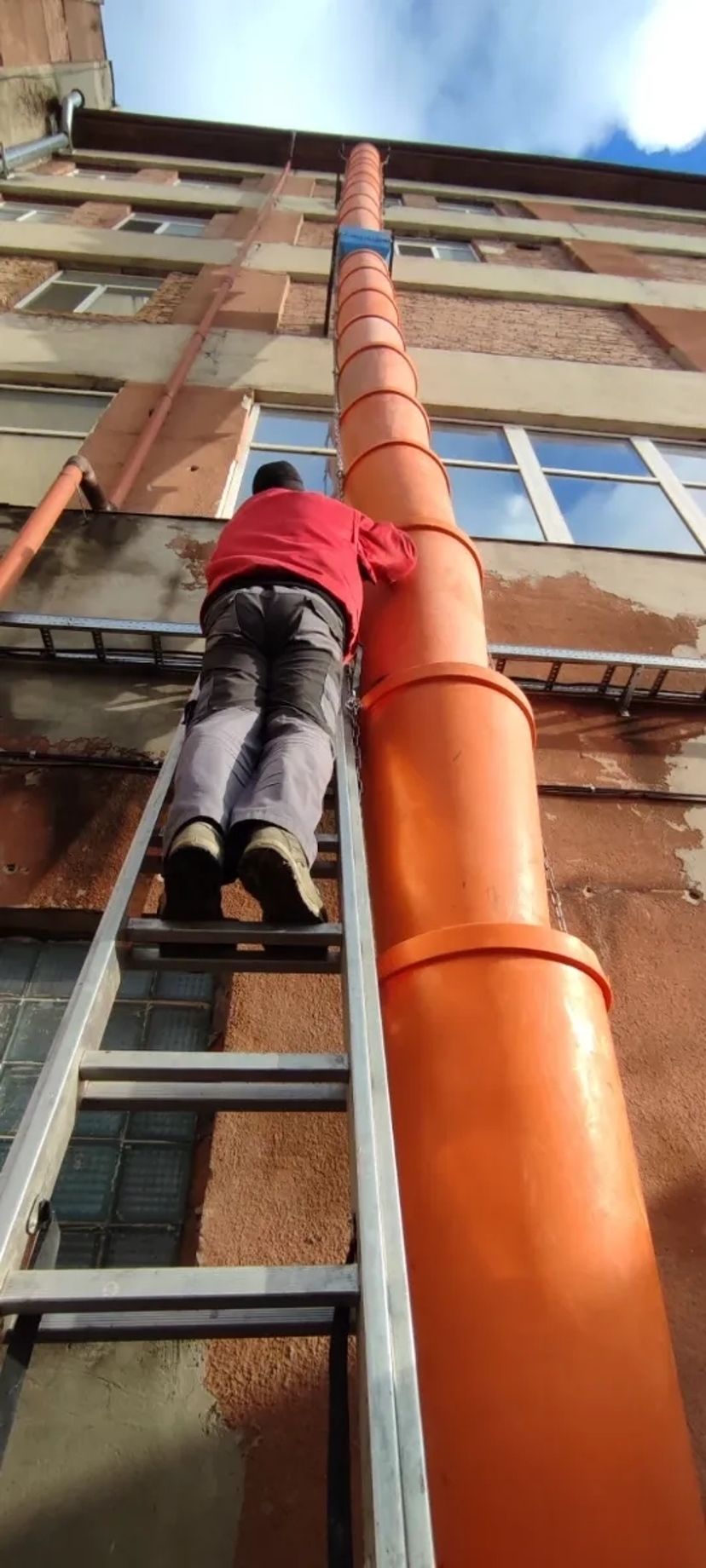 Будівельний сміттєпровід для спуску сміття з верхніх поверхів