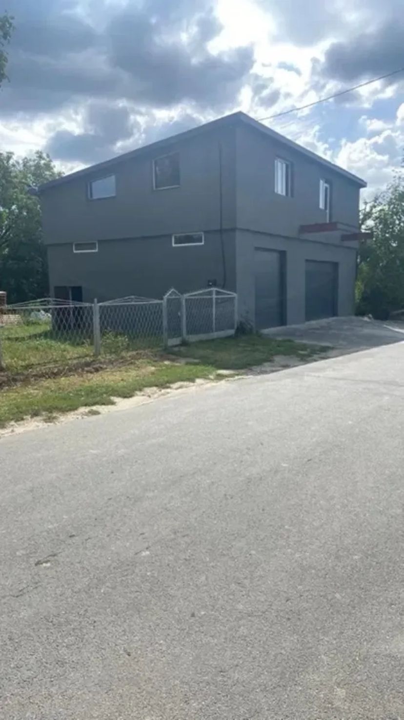 Просторий гараж під СТО чи майстерню