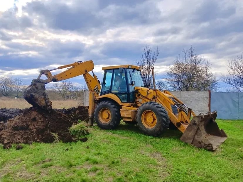 Екскаватор-навантажувач JCB 4CX для планування та вирівнювання ґрунту