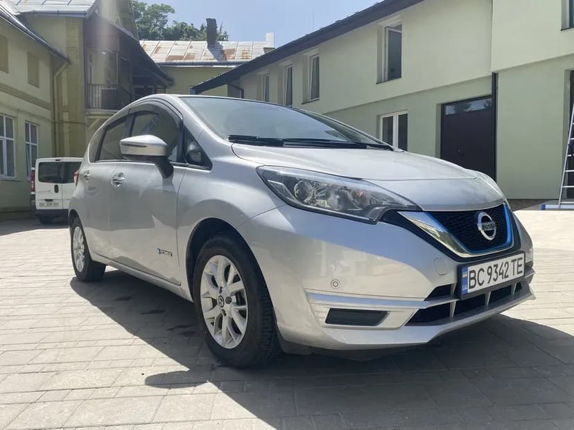 Авто під таксі власні потреби Гібрид Nissan Note 2019