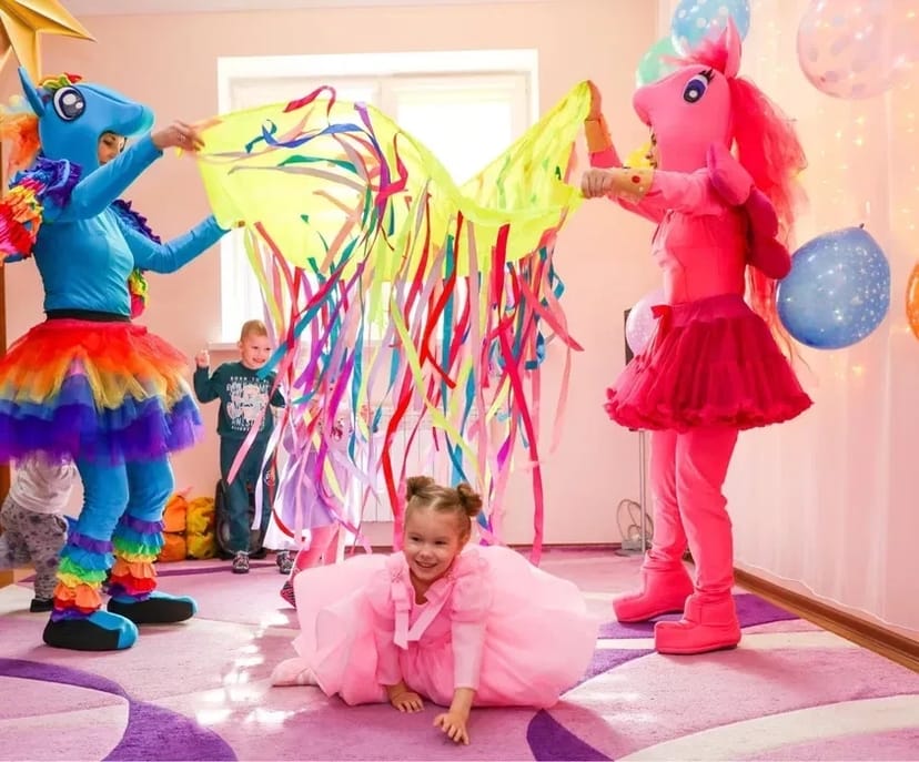 Бульбашкове та паперове шоу, Квест, Піньяти