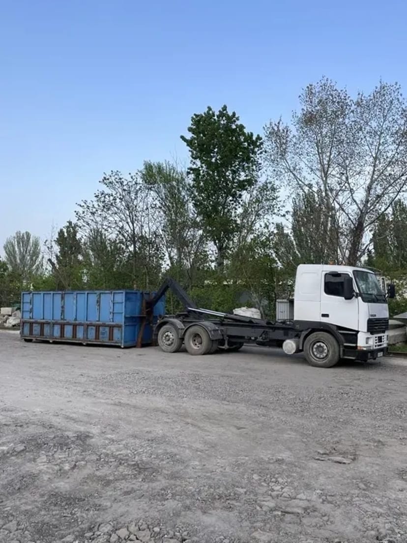 Послуга вивезення сміття та перевезення різних вантажів та техніки.