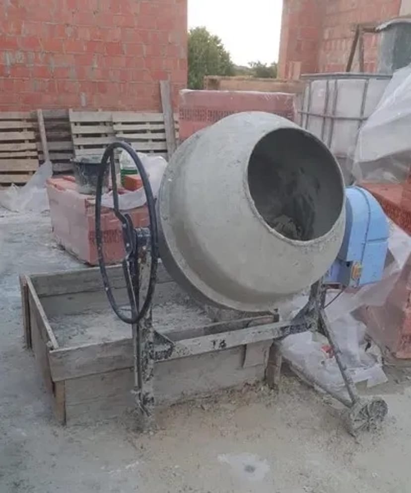 Бетономішалка, бетонозмішувач, будівельний інструмент