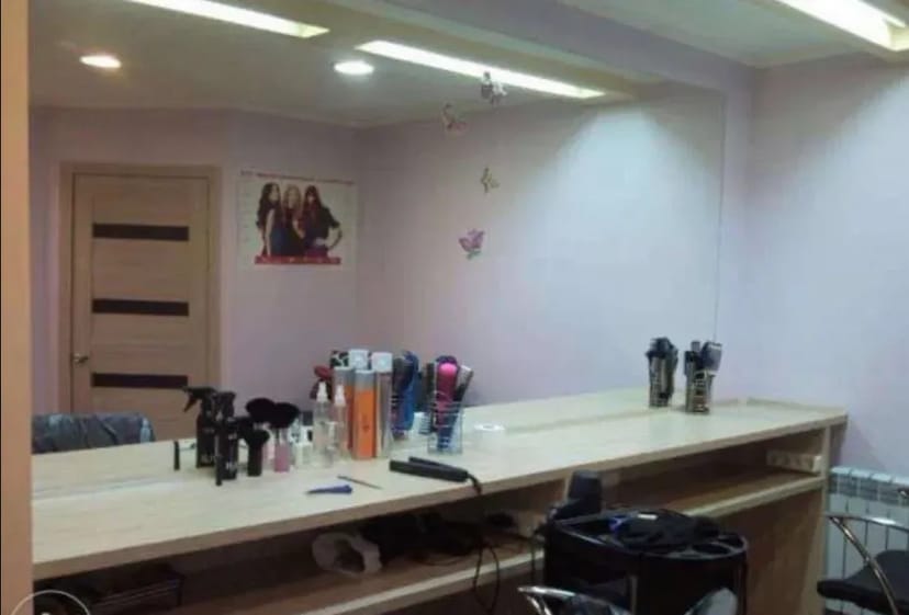 Робоче місце перукаря хвилина метро Героїв праці