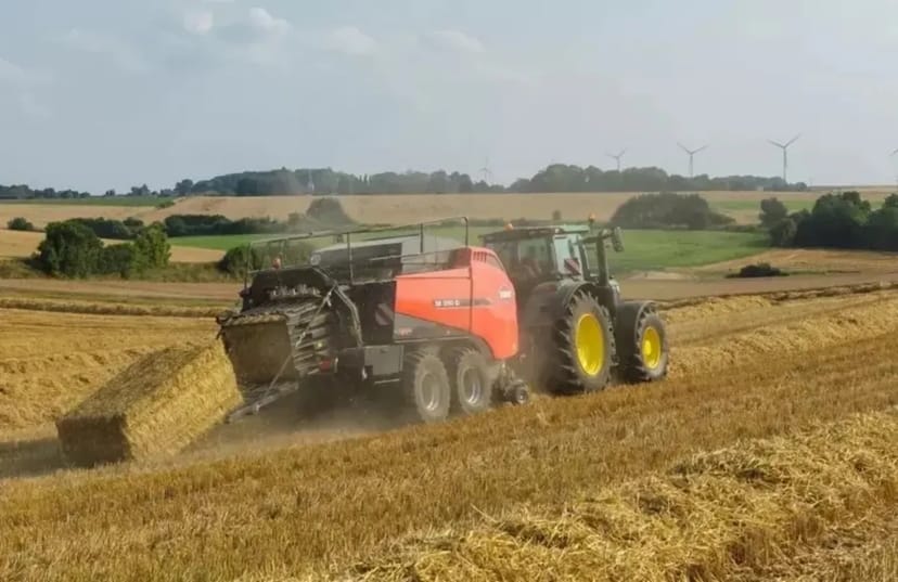 Прес-підбирач тюковий для підбирання валків сіна, соломи