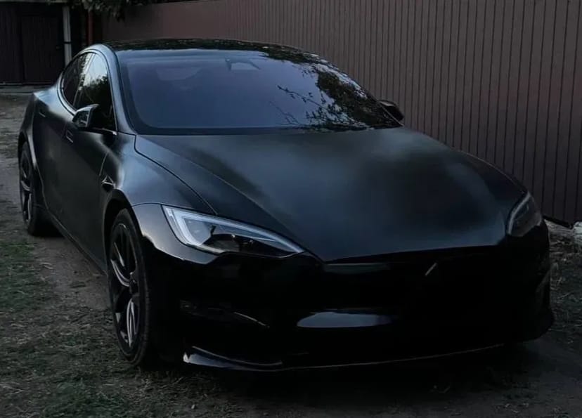 Водій з авто Tesla Model S 2023 преміум