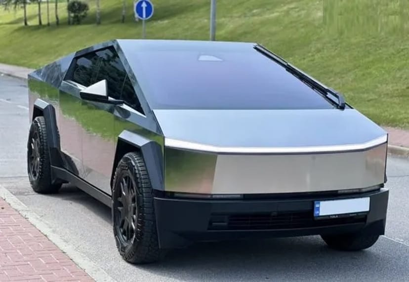 005 Tesla Cybertruck з водієм для фотосесії зйомки