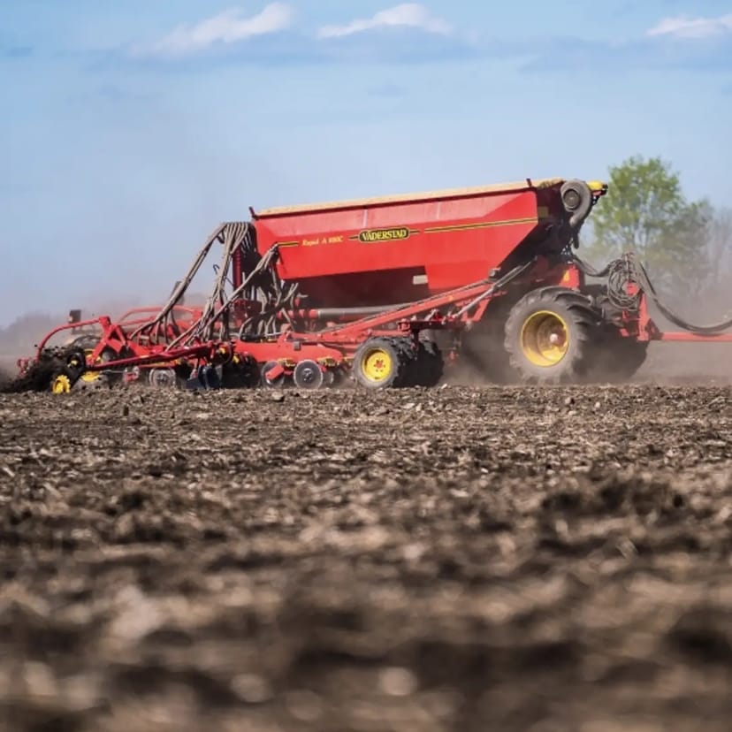 Трактор John Deere 8370R з сівалкою Väderstad Rapid 600 C