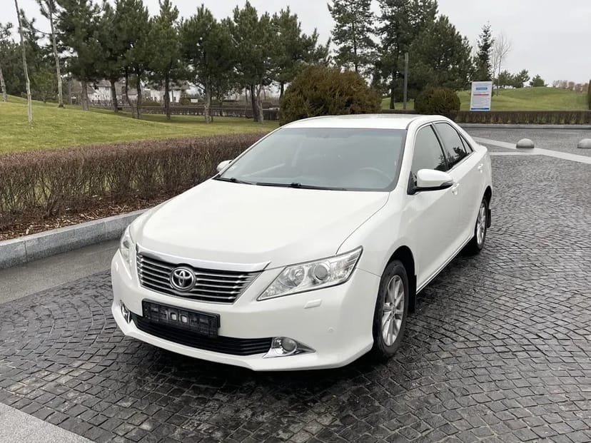 Авто Тойота Камрі 50