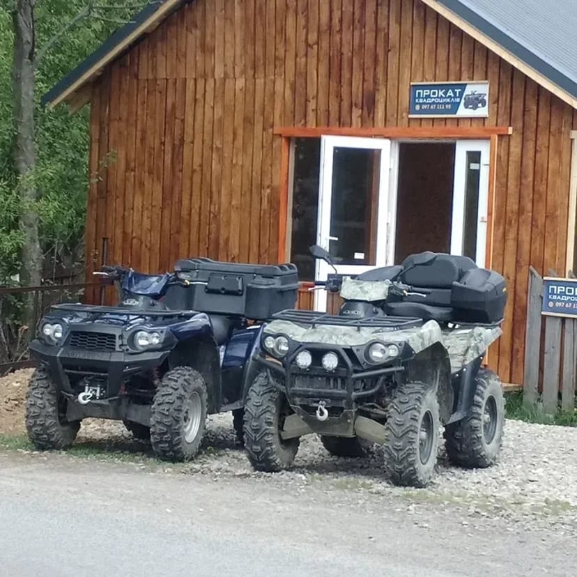 Квадроцикли, подорожі в гори.