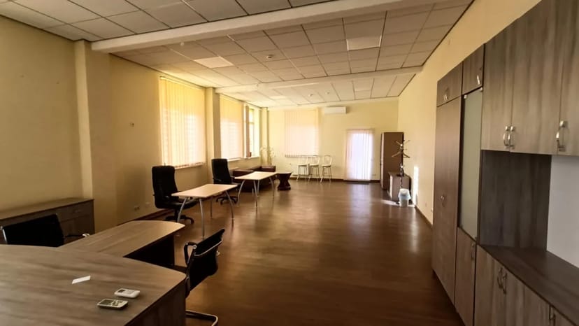 Офіс з терасою з меблями