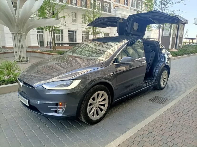 Авто Tesla X можливо під таксі
