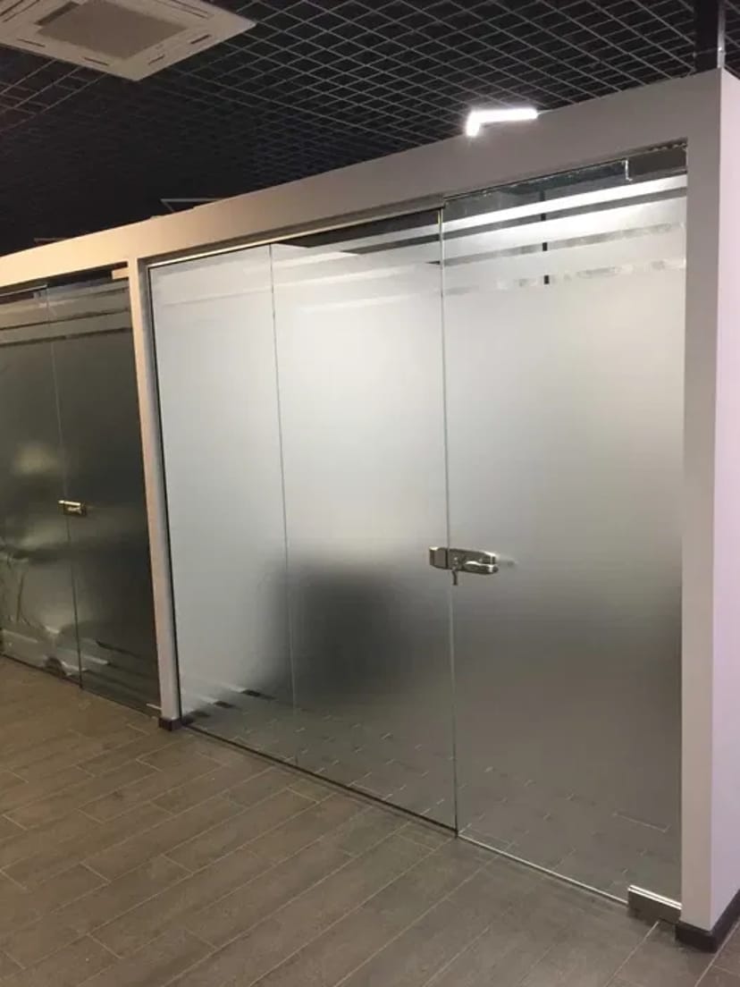 Тонування вікон в офісі, декоративне тонування офісних перегородок