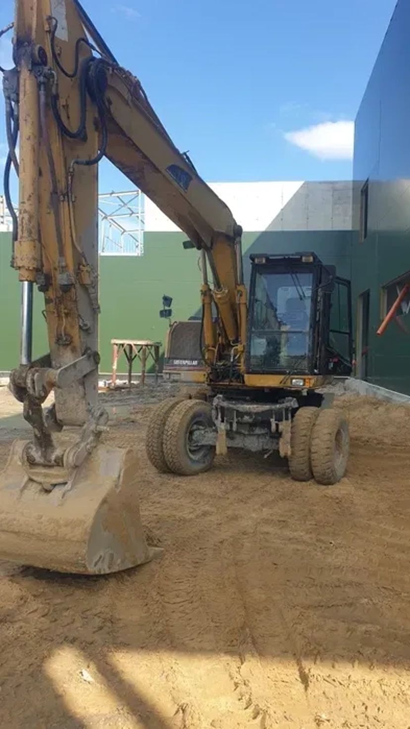 Екскаватор з ковшем та гідромолотом