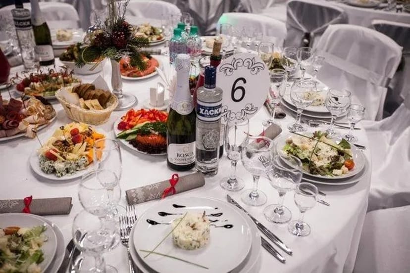 Посуд - для весілля та інших заходів.