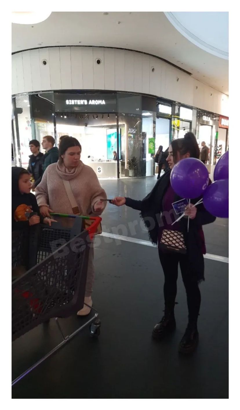 Роздача листівок у ТЦ Києва — швидко й ефектно!!!!