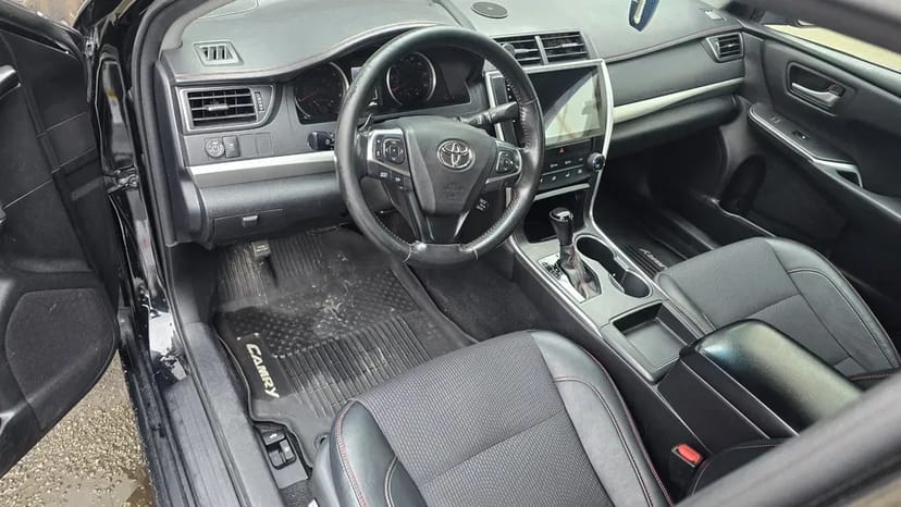 Автомобіль Тойота кемрі