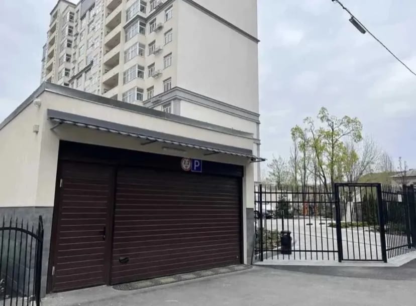 Зручне паркомісце в паркінгу ЖК Дім