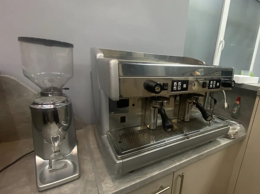 Кавомашина Wega Espresso 2GR та Кавомолка прямого помелу Quamar M80-E.