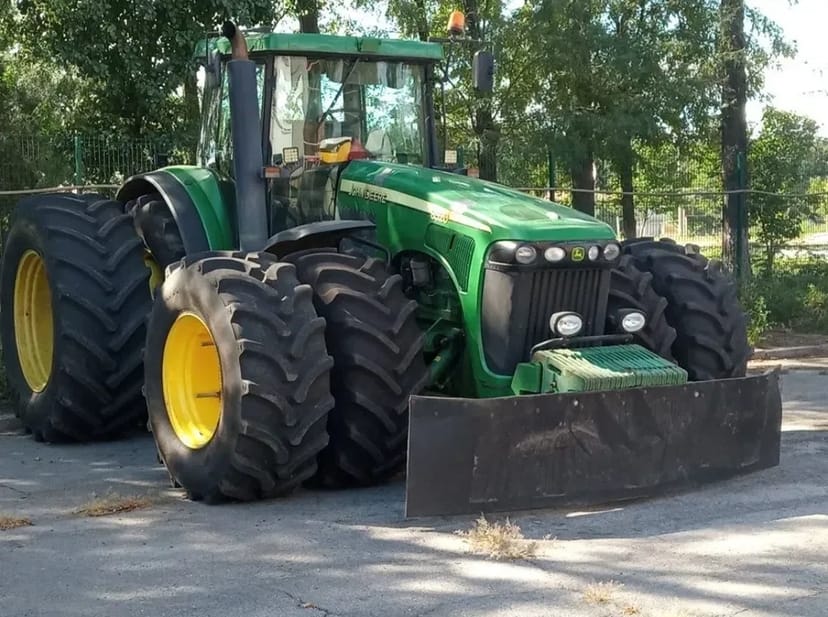 Трактор John Deere 8520 надійна техніка для польових робіт