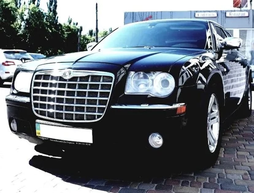 136 Chrysler 300C чорний авто на весілля замовити з водієм