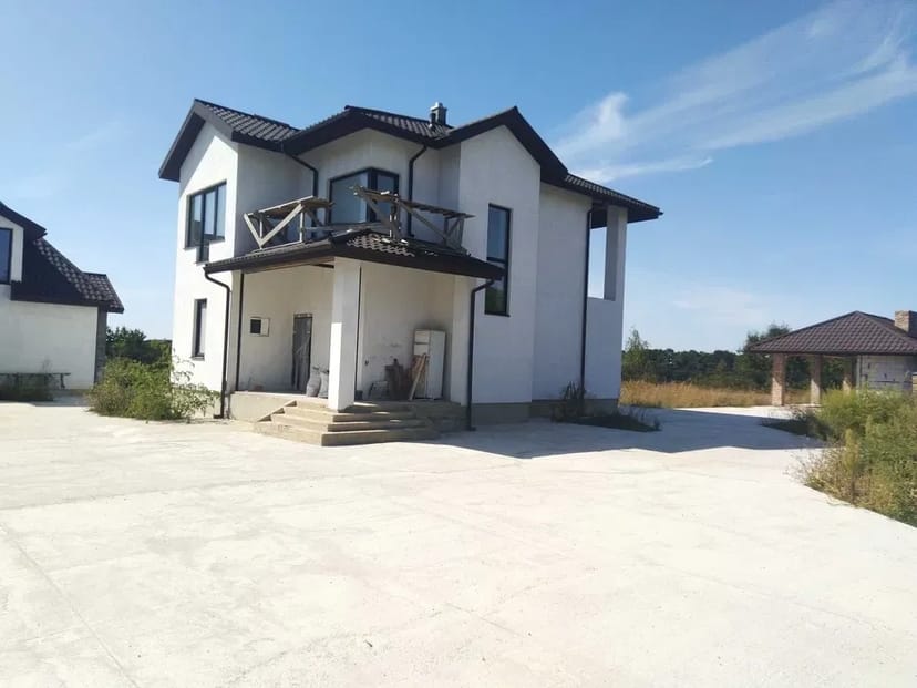 Фундаментні роботи, кладка стін, покрівельні роботи.