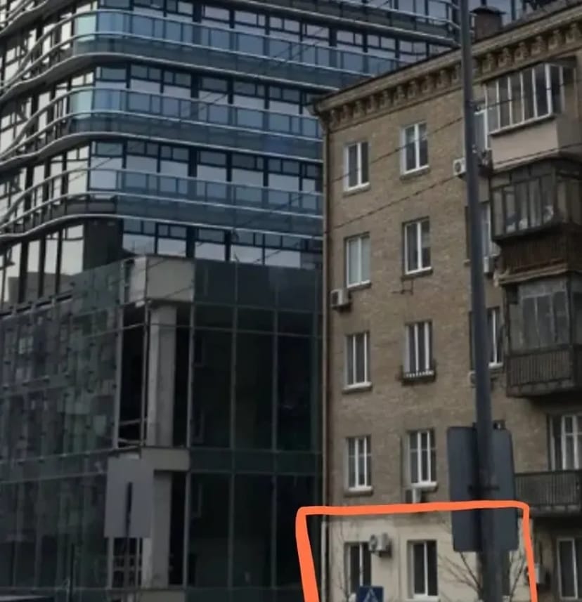 Нежитлове приміщення в житловому будинку площа 181.9 кв.м