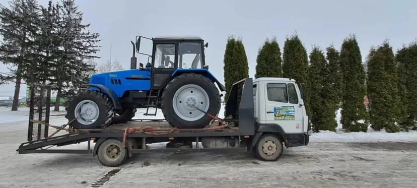 Евакуатор для перевезення несправних транспортних засобів.