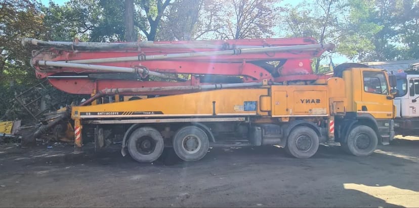 Автобетононасос довжина автостріли 50-52 м. (90-180 м3/год), Мін. замовлення: 3 години роботи.