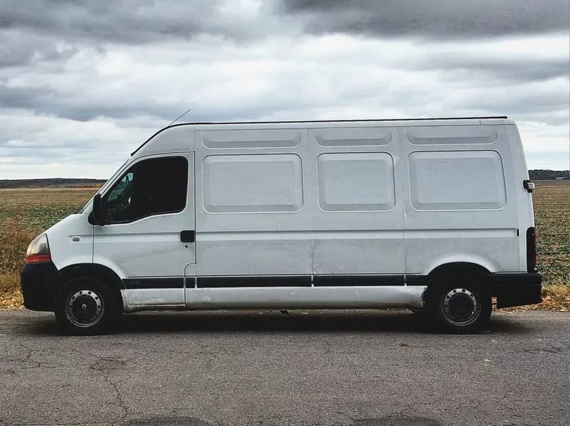 Вантажні перевезення та досвідчені вантажники. Доставка та переїзди