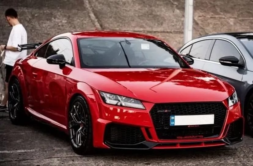 419 Audi TT RS червона для фотосесії зйомки
