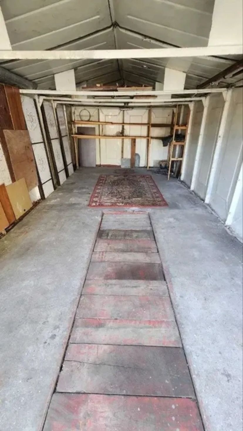 Просторий металевий гараж, зручний заїзд