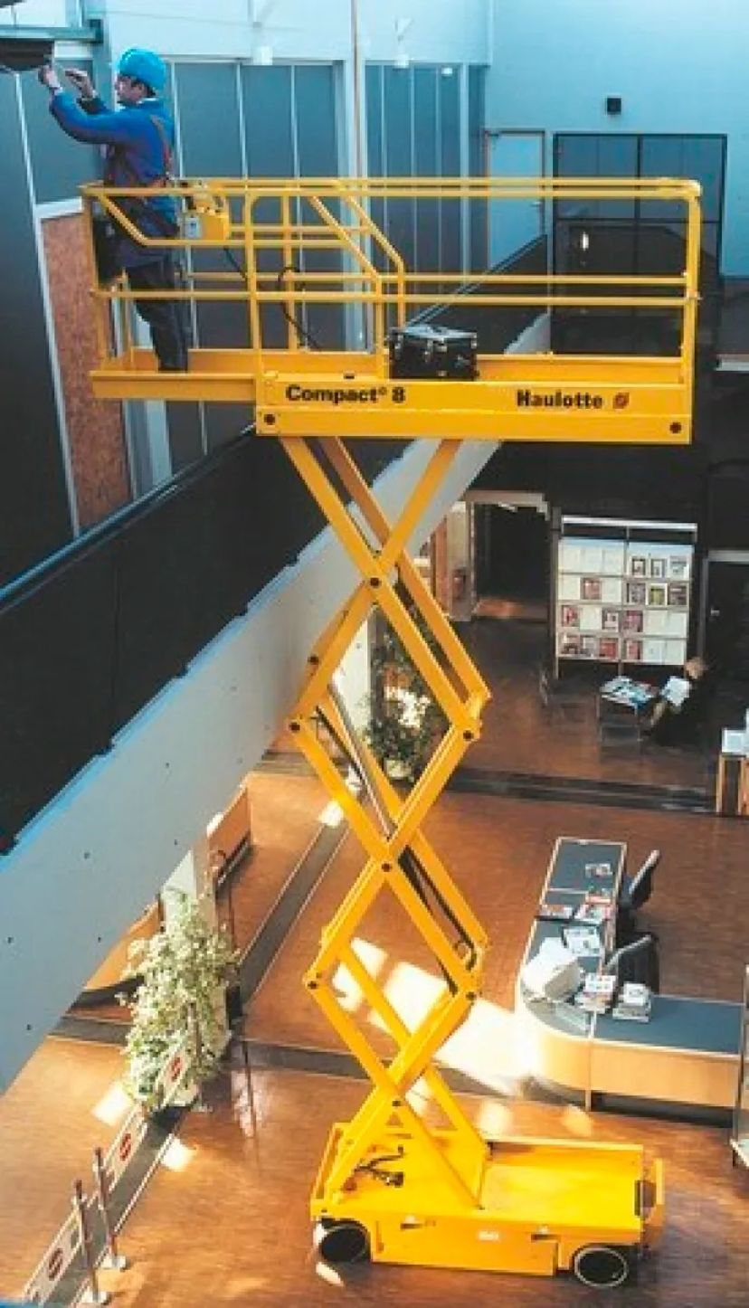 Підйомник ножичний акумуляторний Haulotte Compact 8.