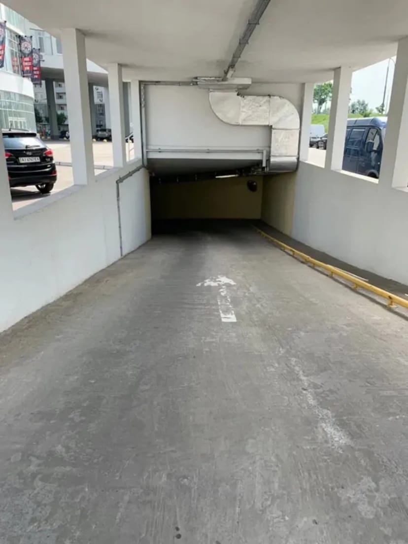 Місце в підземному паркінгу на проспекті Володимира Івасюка