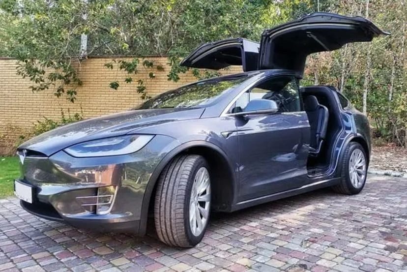 075 Tesla Model X сіра на весілля зйомки 
