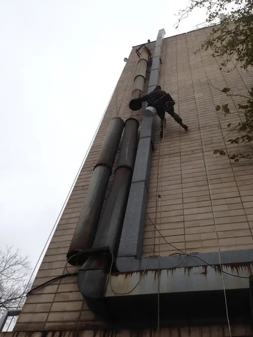 Установка вентиляційних каналів на висоті