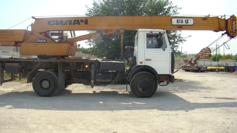 Автокран КТА-16 на базі вантажного автомобіля.