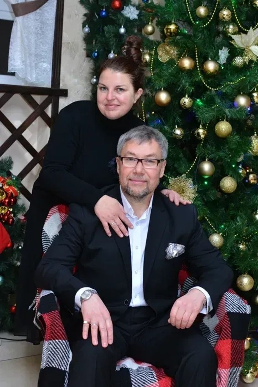 Стильний ведучий, музичний супровід, живий спів на новорічний корпоратив