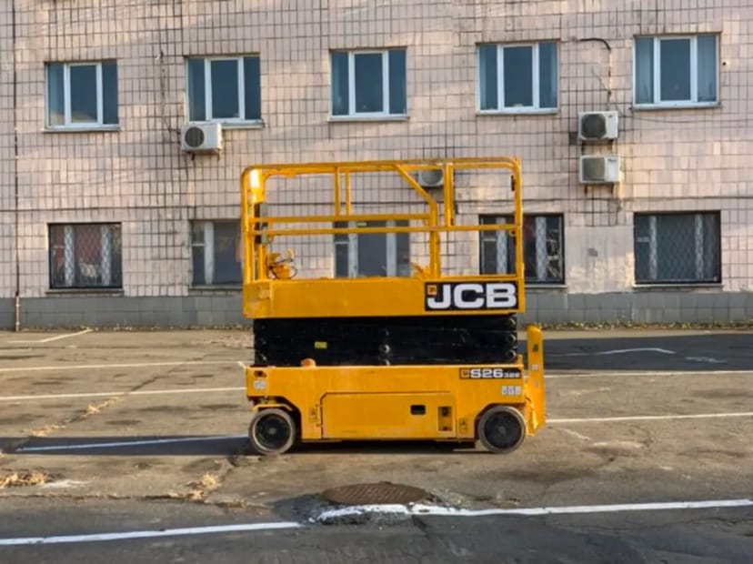 Маневрений електричний підйомник JCB S2632E