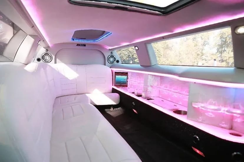 Лімузин в гарному стані з водієм