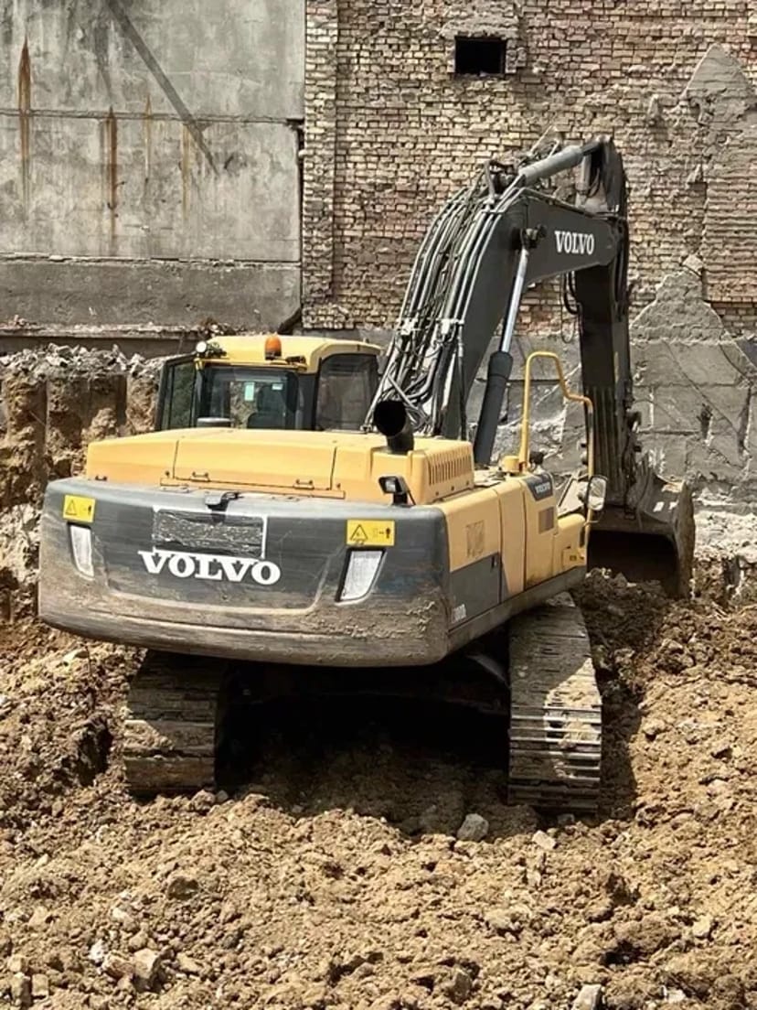 Гусеничний екскаватор