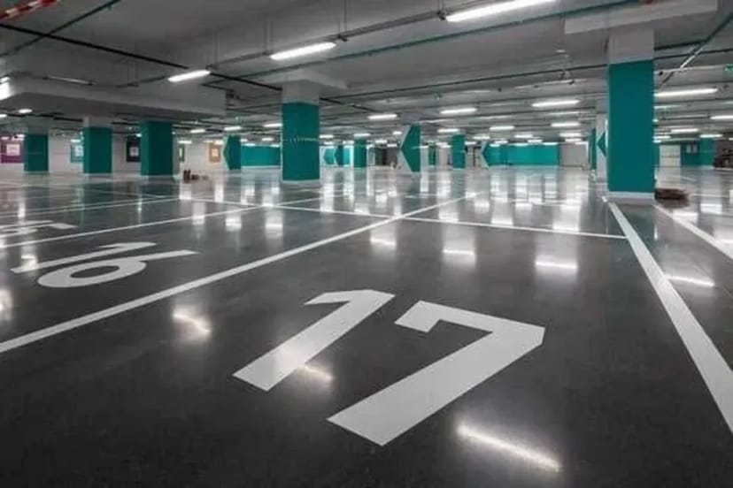 Машиноміcце у підземному паркінгу.