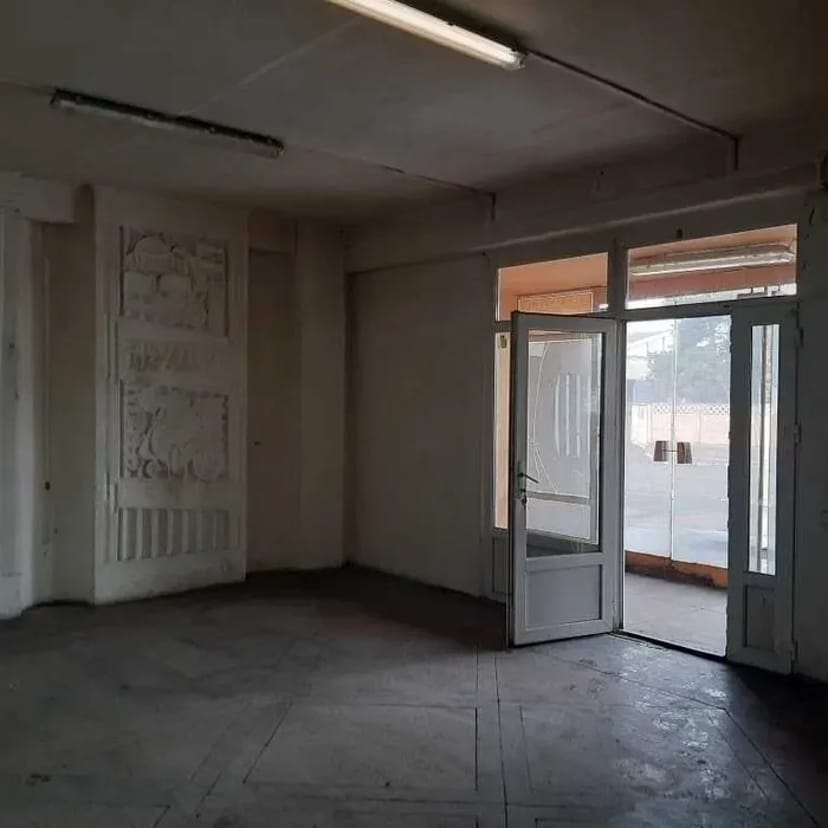 Приміщення під магазин, комерційне приміщення площею 150 м2 - 450 €