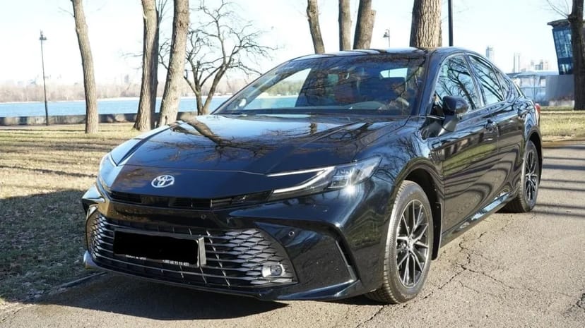 Toyota Camry XV80 з водієм — Бізнес-клас майбутнього