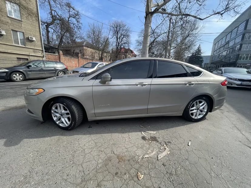 Ford Fusion Hybrid. RedRent.